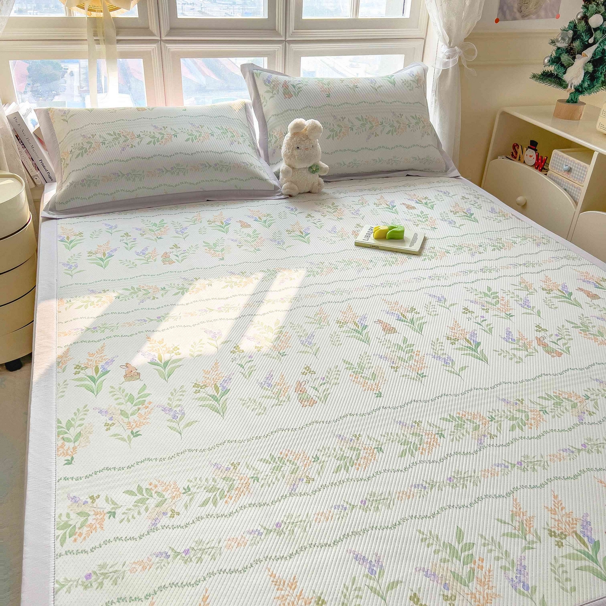 91家纺网 家纺一手货源 找家纺 孩子王家纺 2026春夏新款夏季花卉冰丝凉席凉感值过0.21冰豆豆A类可机洗学生宿舍空调软席 洛克庄园 床单款