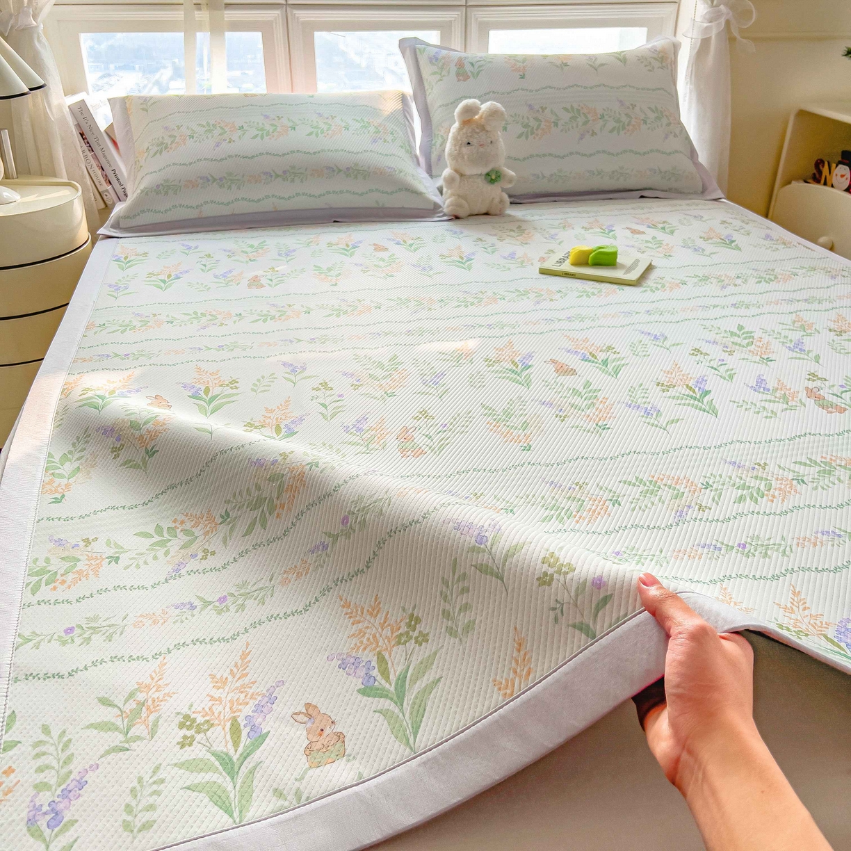 91家纺网 家纺一手货源 找家纺 孩子王家纺 2026春夏新款夏季花卉冰丝凉席凉感值过0.21冰豆豆A类可机洗学生宿舍空调软席 洛克庄园 床单款