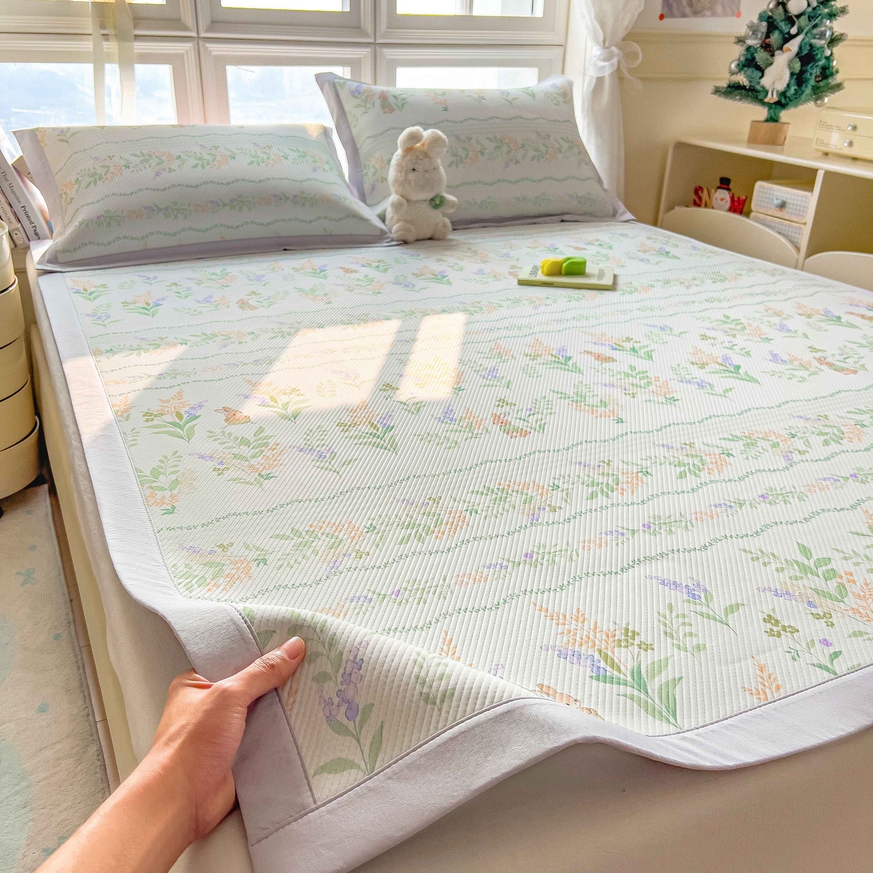 91家纺网 家纺一手货源 找家纺 孩子王家纺 2026春夏新款夏季花卉冰丝凉席凉感值过0.21冰豆豆A类可机洗学生宿舍空调软席 洛克庄园 床单款