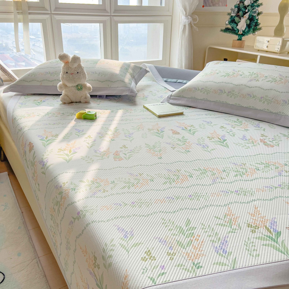 91家纺网 家纺一手货源 找家纺 孩子王家纺 2026春夏新款夏季花卉冰丝凉席凉感值过0.21冰豆豆A类可机洗学生宿舍空调软席 洛克庄园 床单款