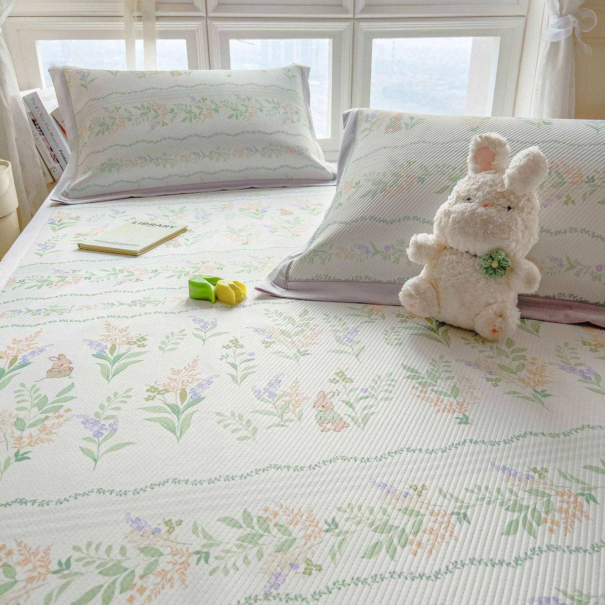 91家纺网 家纺一手货源 找家纺 孩子王家纺 2026春夏新款夏季花卉冰丝凉席凉感值过0.21冰豆豆A类可机洗学生宿舍空调软席 洛克庄园 床单款