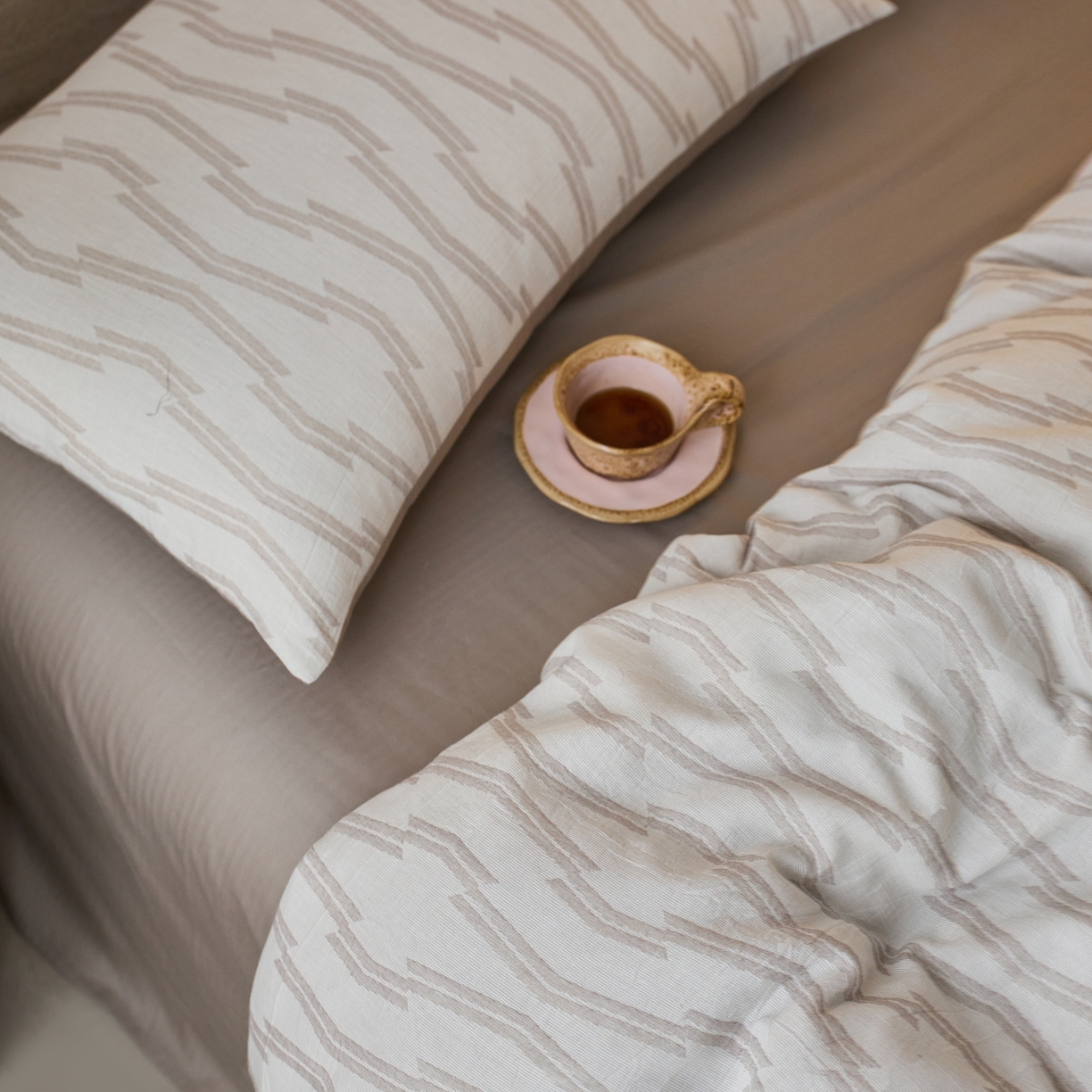 91家纺网 家纺一手货源 找家纺 安莱生活 2026年新品水洗棉全棉纯棉色织提花系列四件套 亚瑟-浅灰