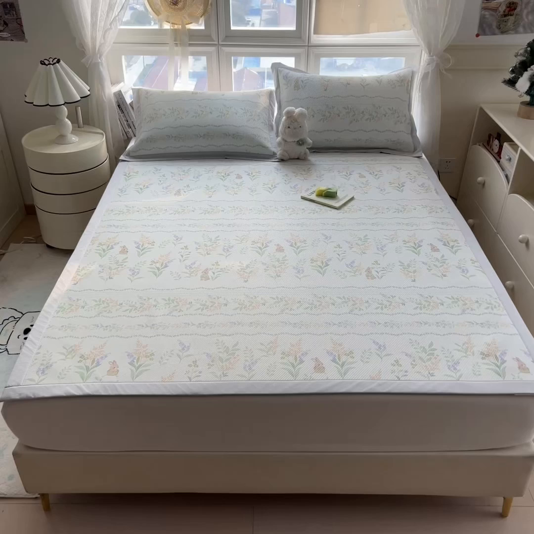 91家纺网 家纺一手货源 找家纺 孩子王家纺 2026春夏新款夏季花卉冰丝凉席凉感值过0.21冰豆豆A类可机洗学生宿舍空调软席 洛克庄园 床单款