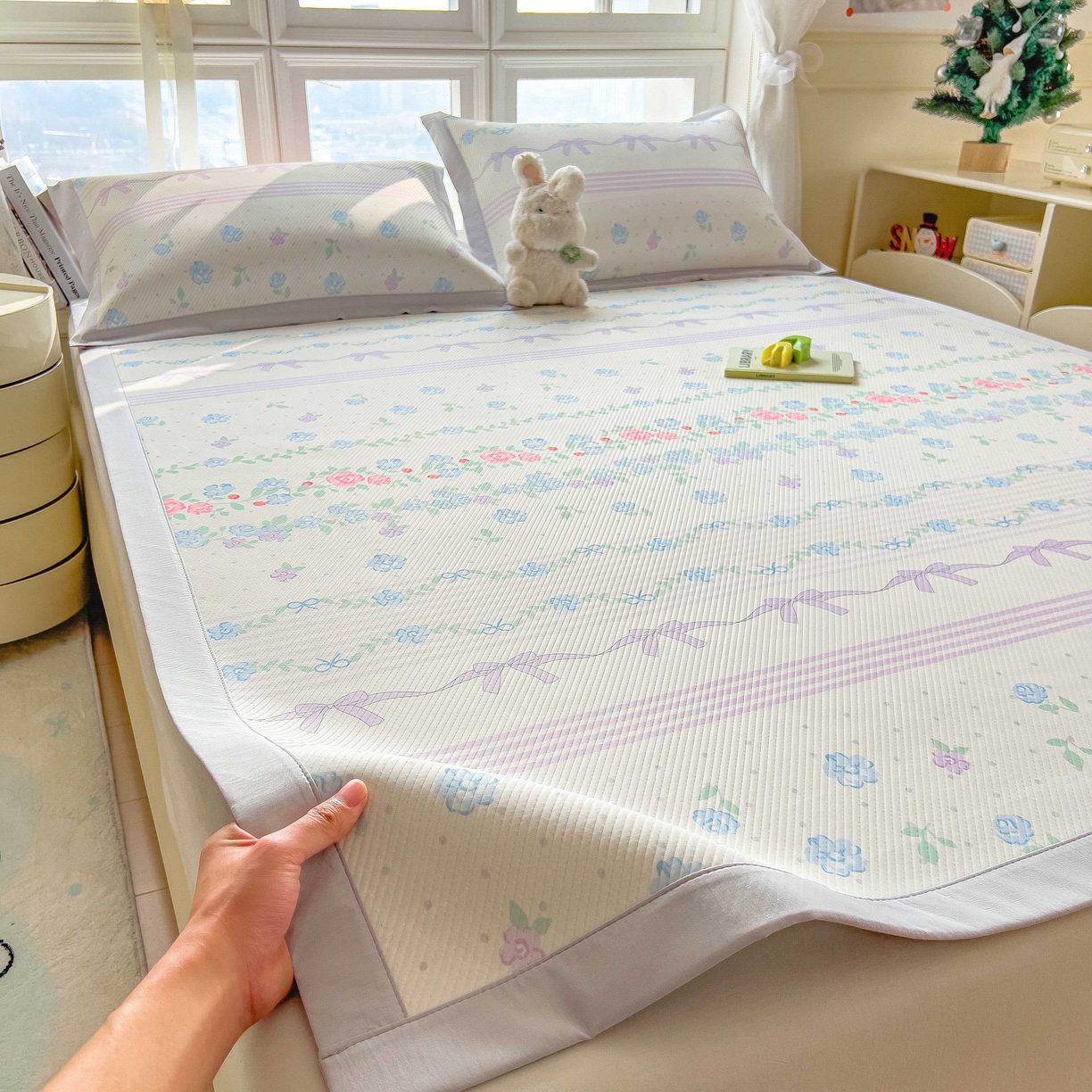 91家纺网 家纺一手货源 找家纺 孩子王家纺 2026春夏新款夏季花卉冰丝凉席凉感值过0.21冰豆豆A类可机洗学生宿舍空调软席 田园之家 床单款