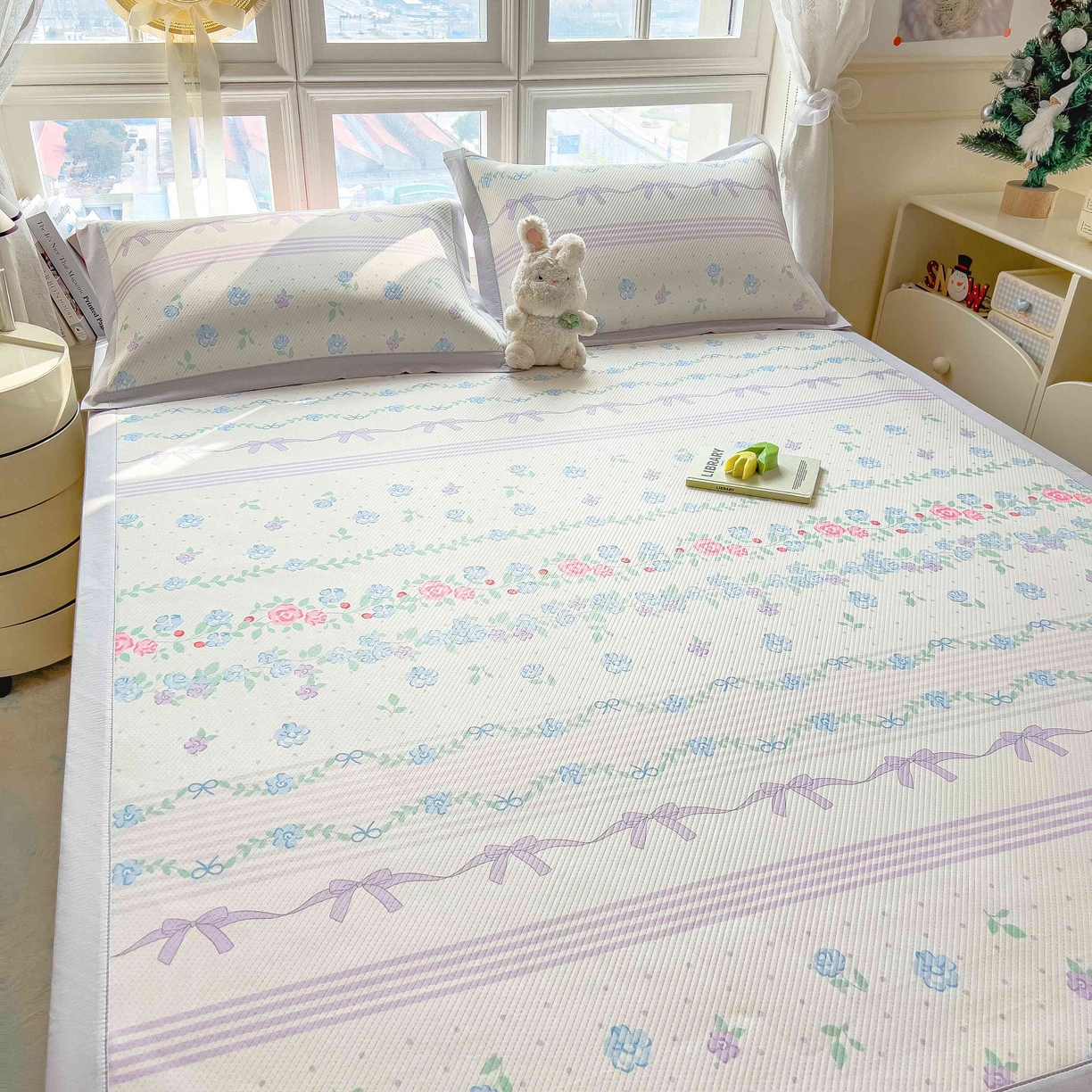 91家纺网 家纺一手货源 找家纺 孩子王家纺 2026春夏新款夏季花卉冰丝凉席凉感值过0.21冰豆豆A类可机洗学生宿舍空调软席 田园之家 床单款