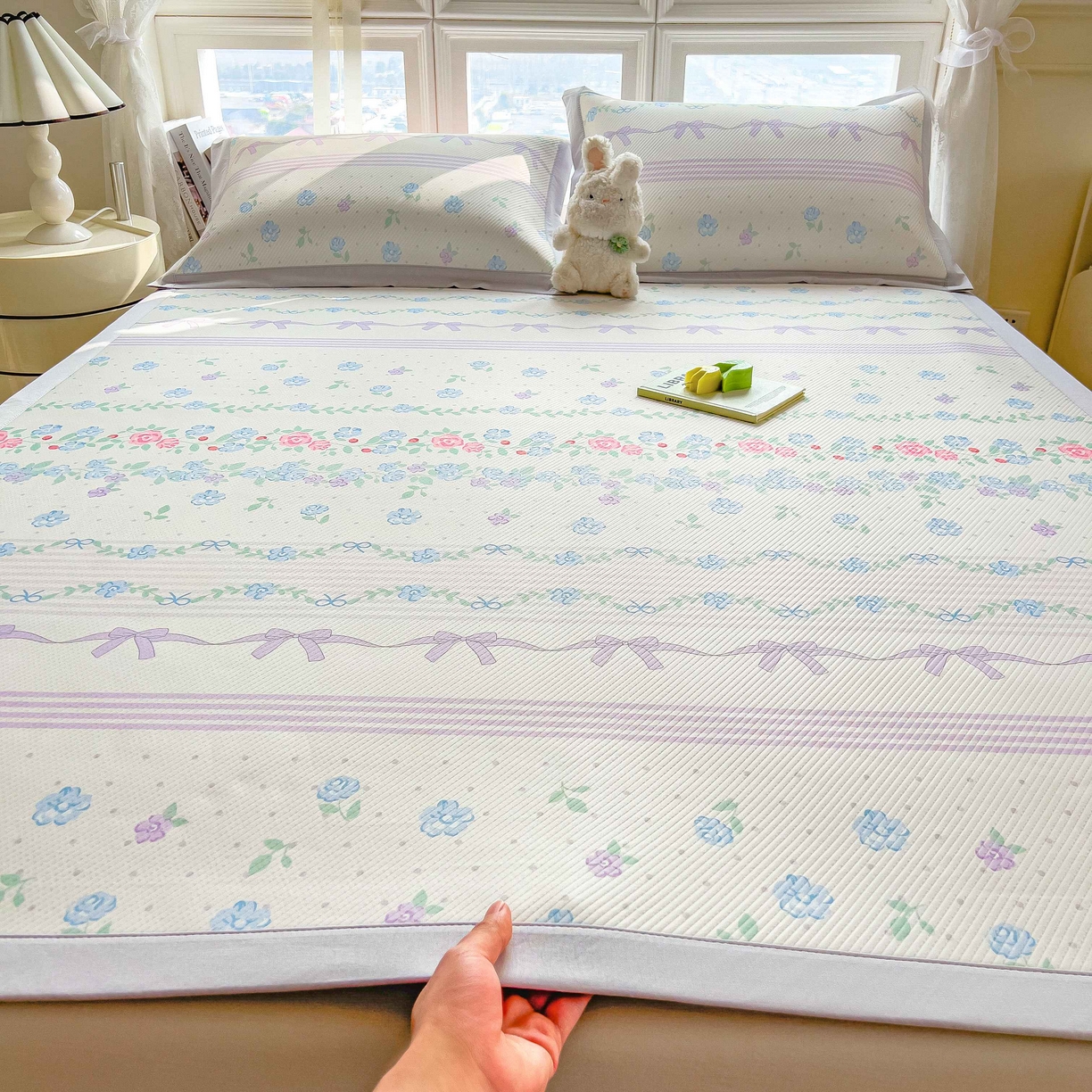 91家纺网 家纺一手货源 找家纺 孩子王家纺 2026春夏新款夏季花卉冰丝凉席凉感值过0.21冰豆豆A类可机洗学生宿舍空调软席 田园之家 床单款