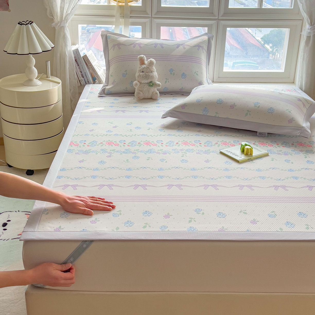 91家纺网 家纺一手货源 找家纺 孩子王家纺 2026春夏新款夏季花卉冰丝凉席凉感值过0.21冰豆豆A类可机洗学生宿舍空调软席 田园之家 床单款