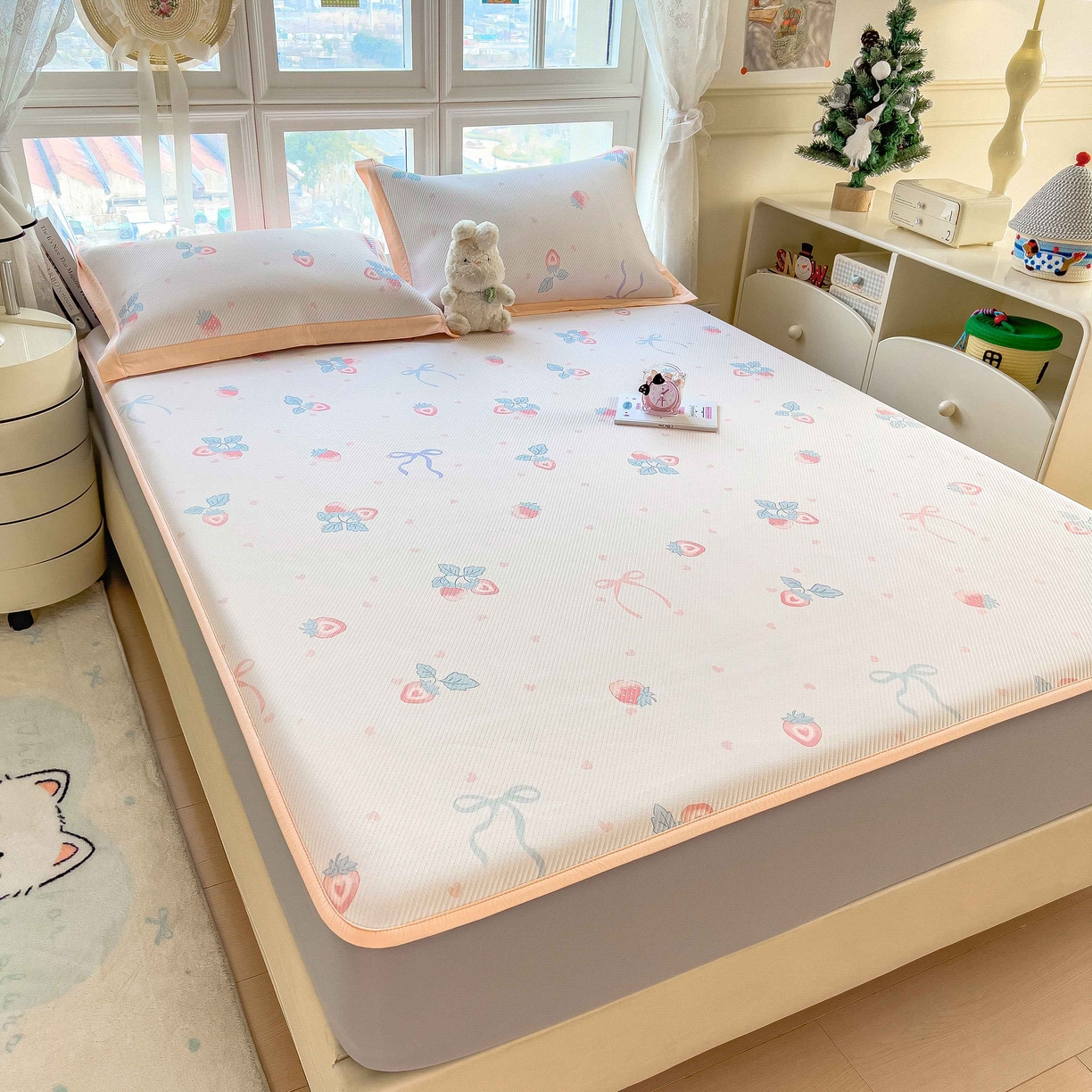 91家纺网 家纺一手货源 找家纺 孩子王家纺 2026春夏新款夏季花卉冰丝凉席凉感值过0.21冰豆豆A类可机洗学生宿舍空调软席 草莓甜心 床笠款