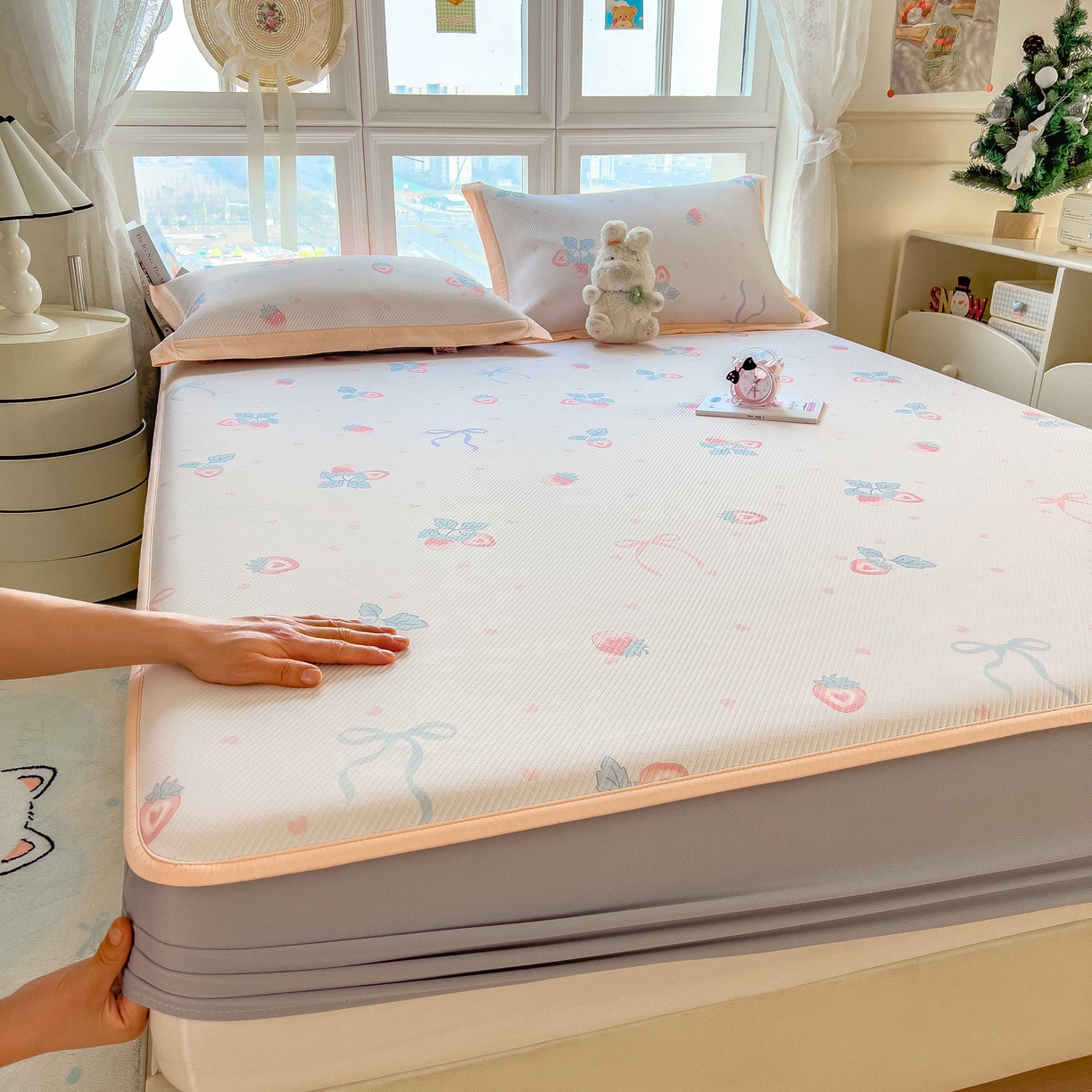 91家纺网 家纺一手货源 找家纺 孩子王家纺 2026春夏新款夏季花卉冰丝凉席凉感值过0.21冰豆豆A类可机洗学生宿舍空调软席 草莓甜心 床笠款