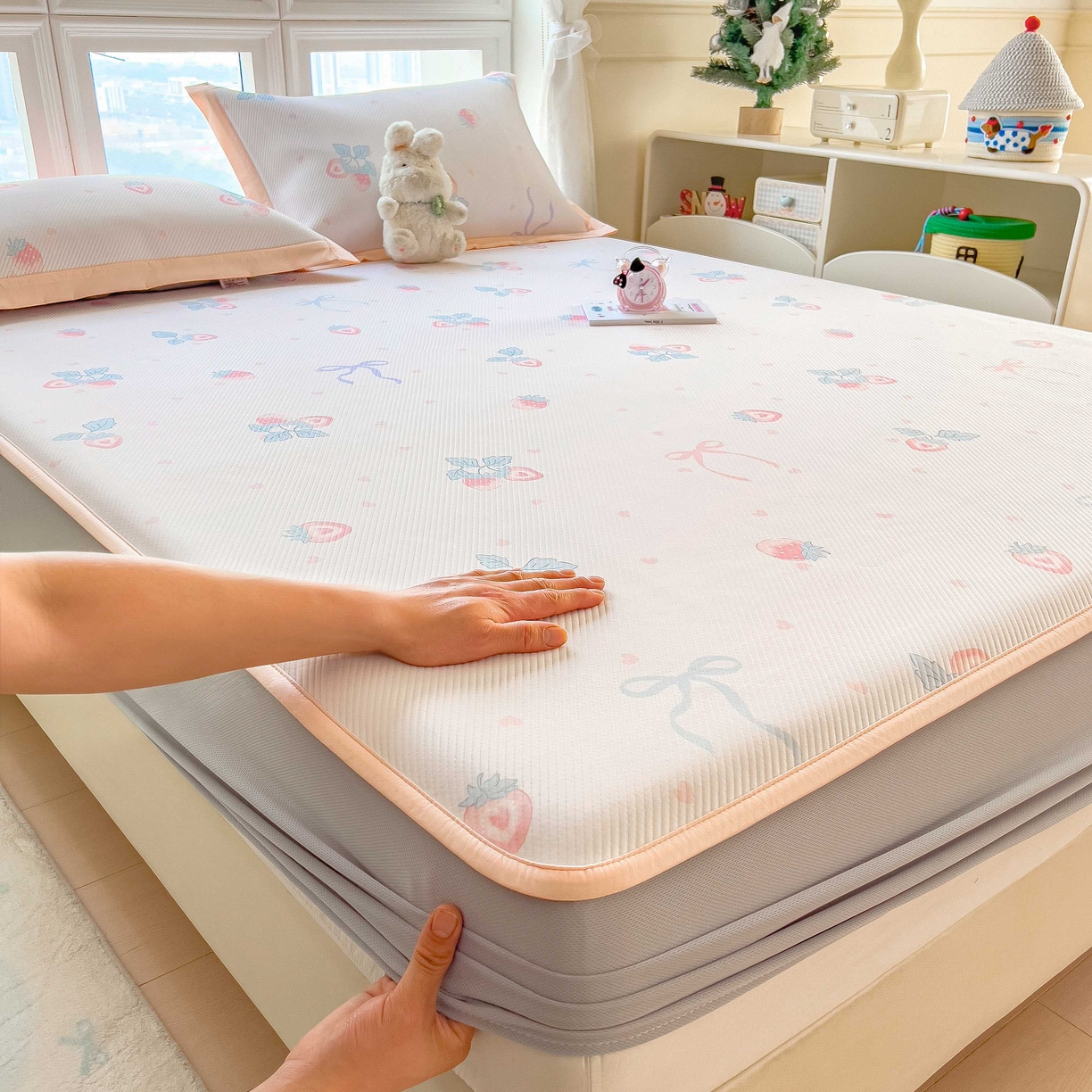 91家纺网 家纺一手货源 找家纺 孩子王家纺 2026春夏新款夏季花卉冰丝凉席凉感值过0.21冰豆豆A类可机洗学生宿舍空调软席 草莓甜心 床笠款