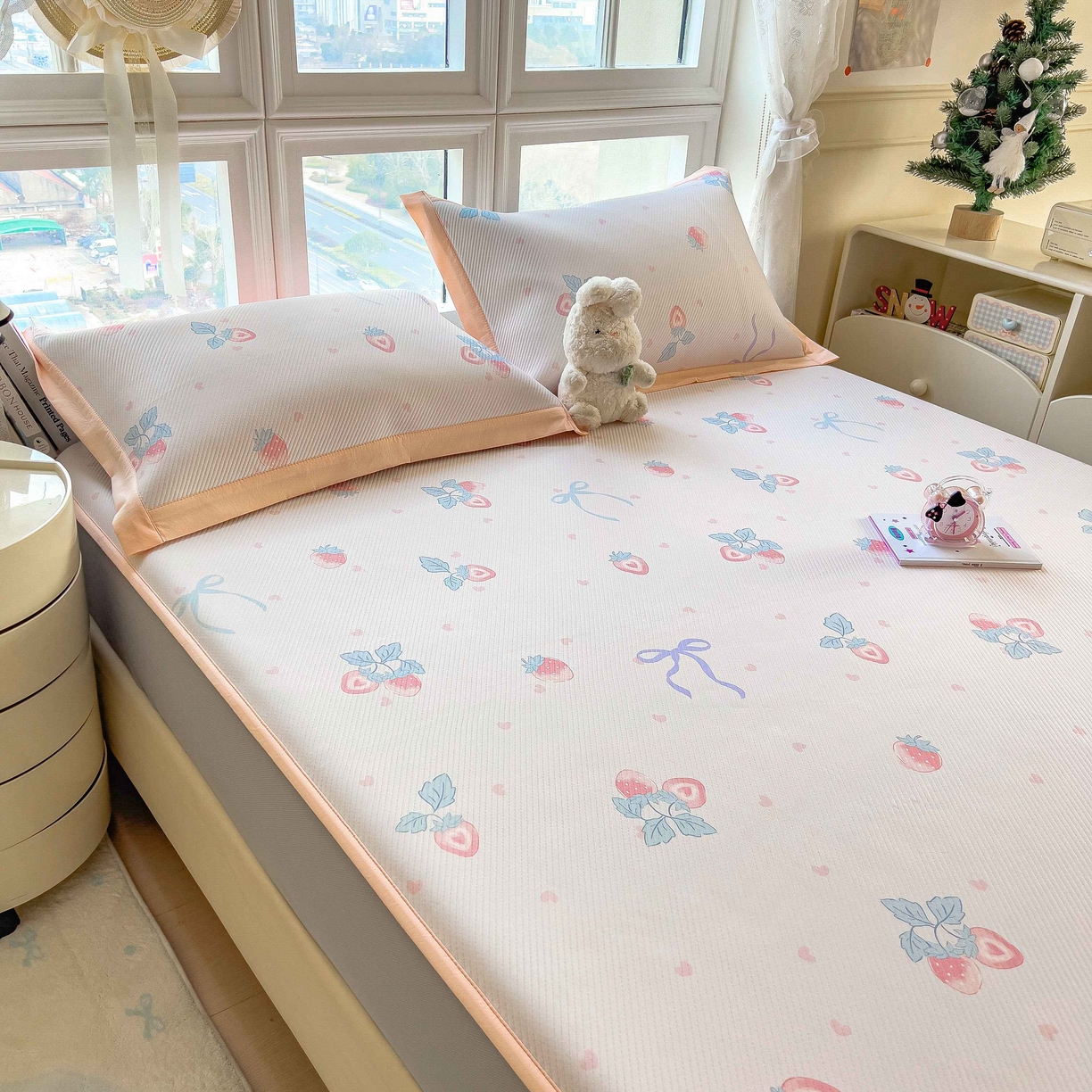 91家纺网 家纺一手货源 找家纺 孩子王家纺 2026春夏新款夏季花卉冰丝凉席凉感值过0.21冰豆豆A类可机洗学生宿舍空调软席 草莓甜心 床笠款