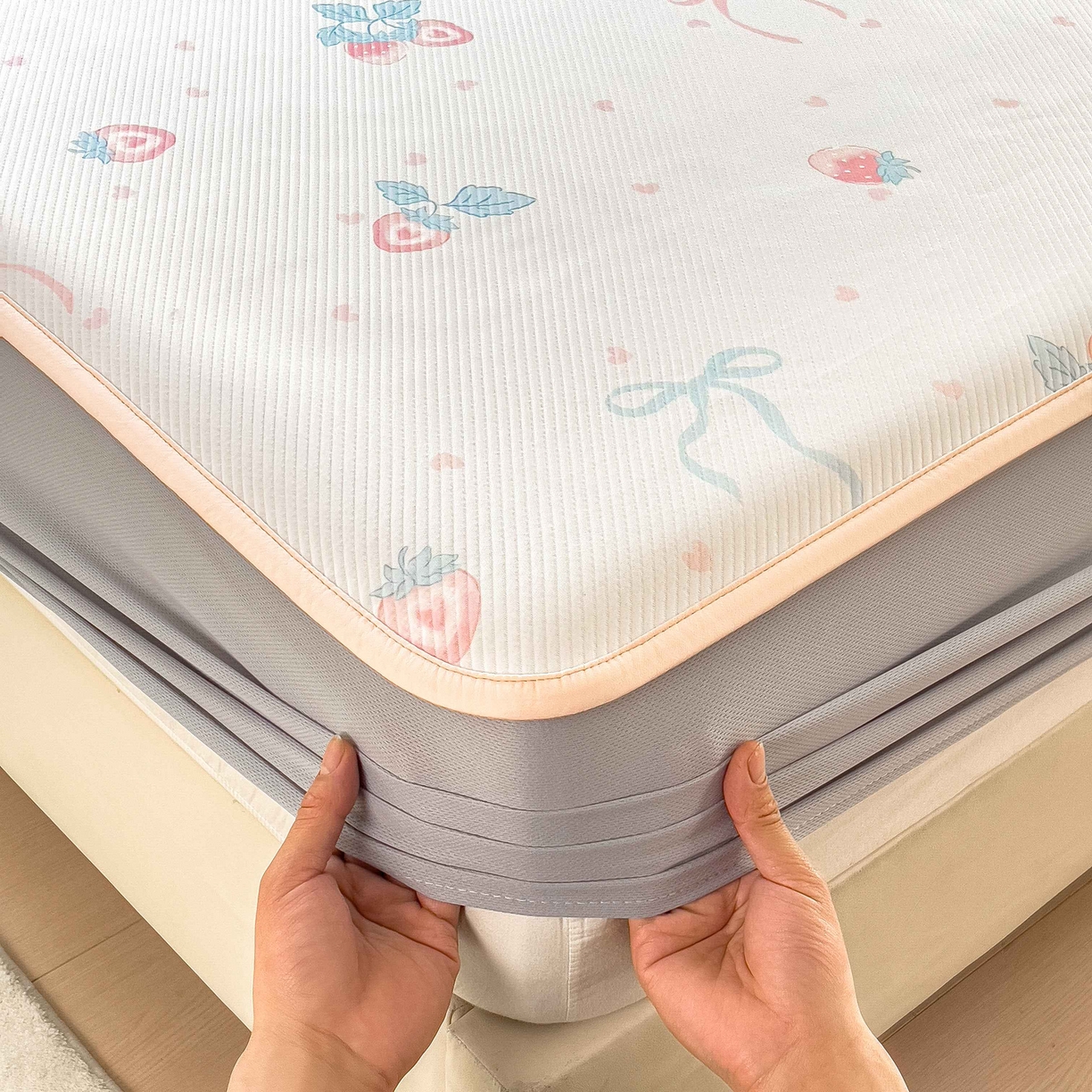 91家纺网 家纺一手货源 找家纺 孩子王家纺 2026春夏新款夏季花卉冰丝凉席凉感值过0.21冰豆豆A类可机洗学生宿舍空调软席 草莓甜心 床笠款