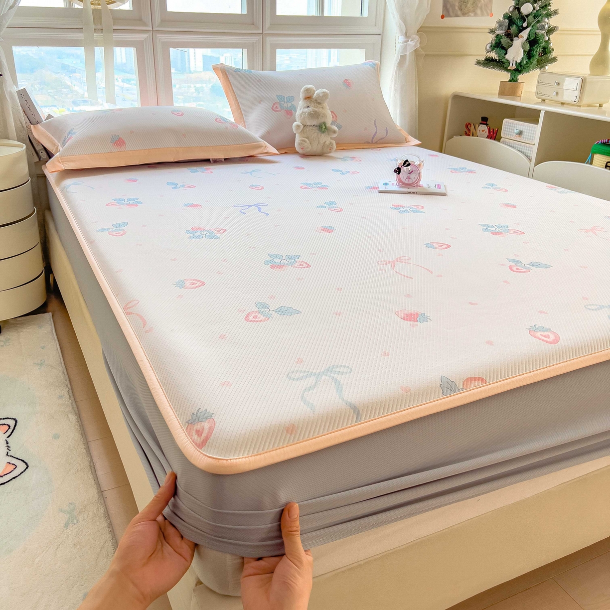 91家纺网 家纺一手货源 找家纺 孩子王家纺 2026春夏新款夏季花卉冰丝凉席凉感值过0.21冰豆豆A类可机洗学生宿舍空调软席 草莓甜心 床笠款