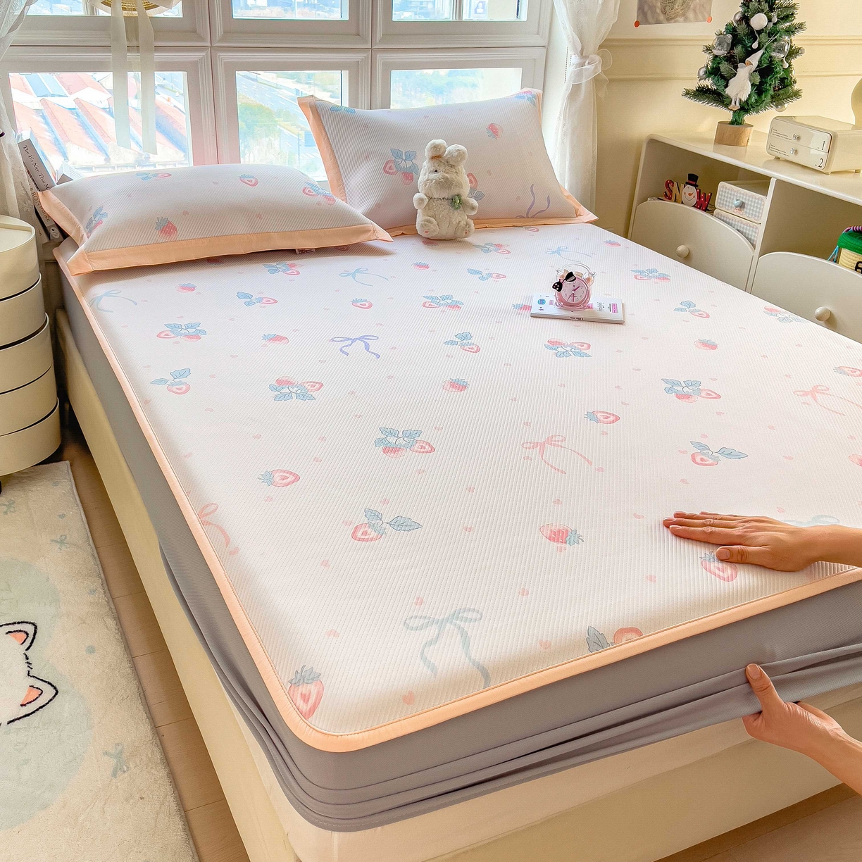 91家纺网 家纺一手货源 找家纺 孩子王家纺 2026春夏新款夏季花卉冰丝凉席凉感值过0.21冰豆豆A类可机洗学生宿舍空调软席 草莓甜心 床笠款