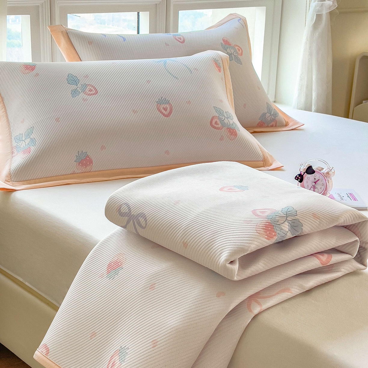 91家纺网 家纺一手货源 找家纺 孩子王家纺 2026春夏新款夏季花卉冰丝凉席凉感值过0.21冰豆豆A类可机洗学生宿舍空调软席 草莓甜心 床笠款