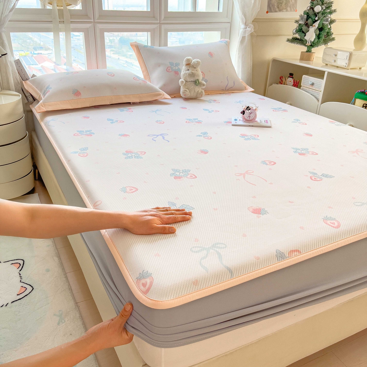 91家纺网 家纺一手货源 找家纺 孩子王家纺 2026春夏新款夏季花卉冰丝凉席凉感值过0.21冰豆豆A类可机洗学生宿舍空调软席 草莓甜心 床笠款