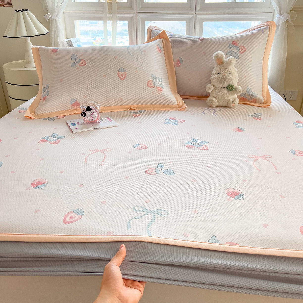 91家纺网 家纺一手货源 找家纺 孩子王家纺 2026春夏新款夏季花卉冰丝凉席凉感值过0.21冰豆豆A类可机洗学生宿舍空调软席 草莓甜心 床笠款