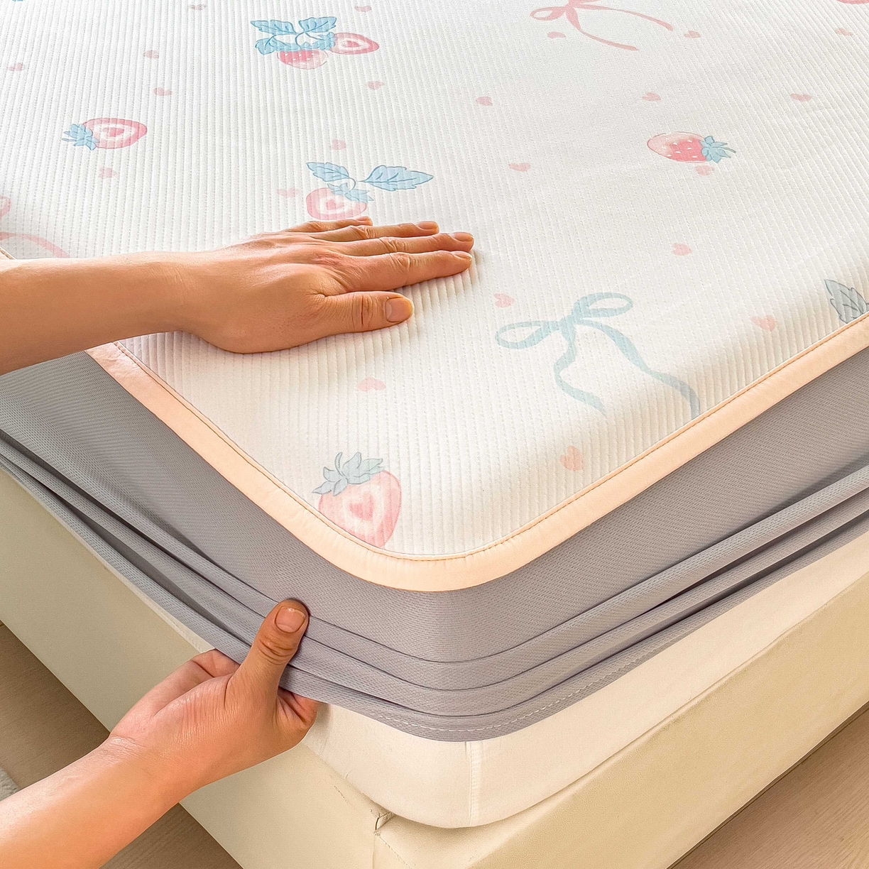 91家纺网 家纺一手货源 找家纺 孩子王家纺 2026春夏新款夏季花卉冰丝凉席凉感值过0.21冰豆豆A类可机洗学生宿舍空调软席 草莓甜心 床笠款