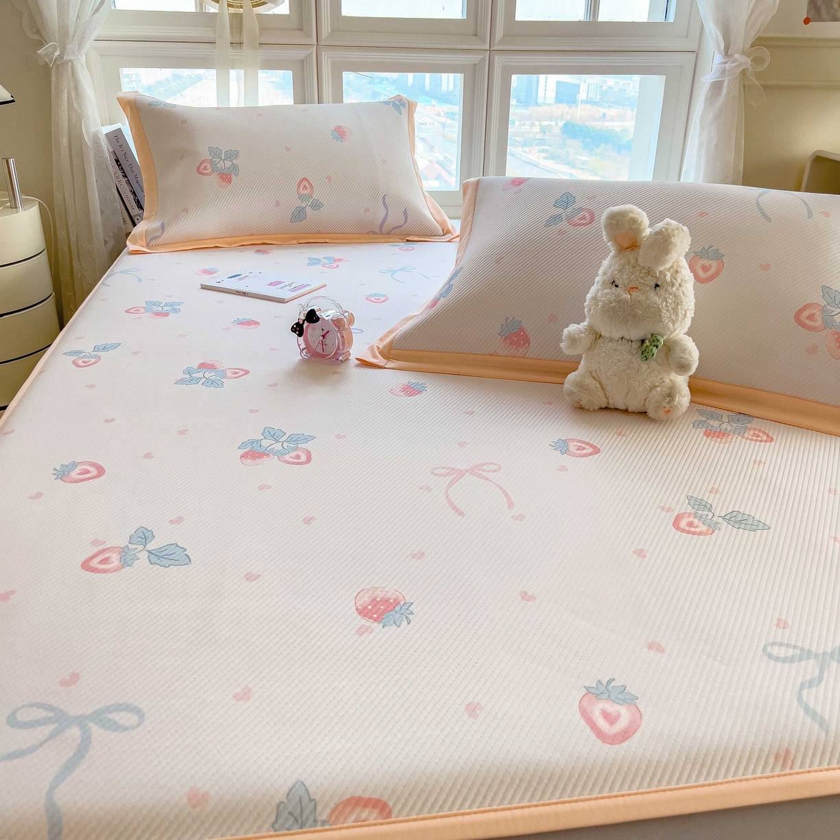 91家纺网 家纺一手货源 找家纺 孩子王家纺 2026春夏新款夏季花卉冰丝凉席凉感值过0.21冰豆豆A类可机洗学生宿舍空调软席 草莓甜心 床笠款