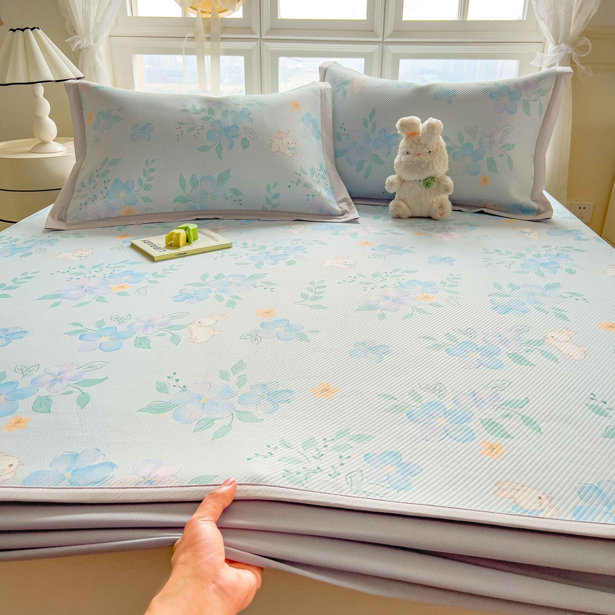 91家纺网 家纺一手货源 找家纺 孩子王家纺 2026春夏新款夏季花卉冰丝凉席凉感值过0.21冰豆豆A类可机洗学生宿舍空调软席 春漫庭 床笠款