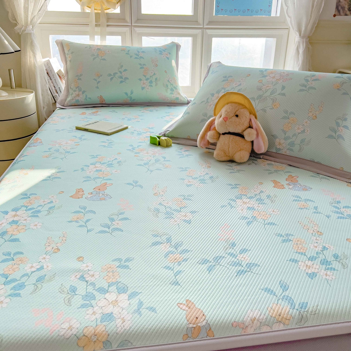 91家纺网 家纺一手货源 找家纺 孩子王家纺 2026春夏新款夏季花卉冰丝凉席凉感值过0.21冰豆豆A类可机洗学生宿舍空调软席 丛林小兔 床笠款