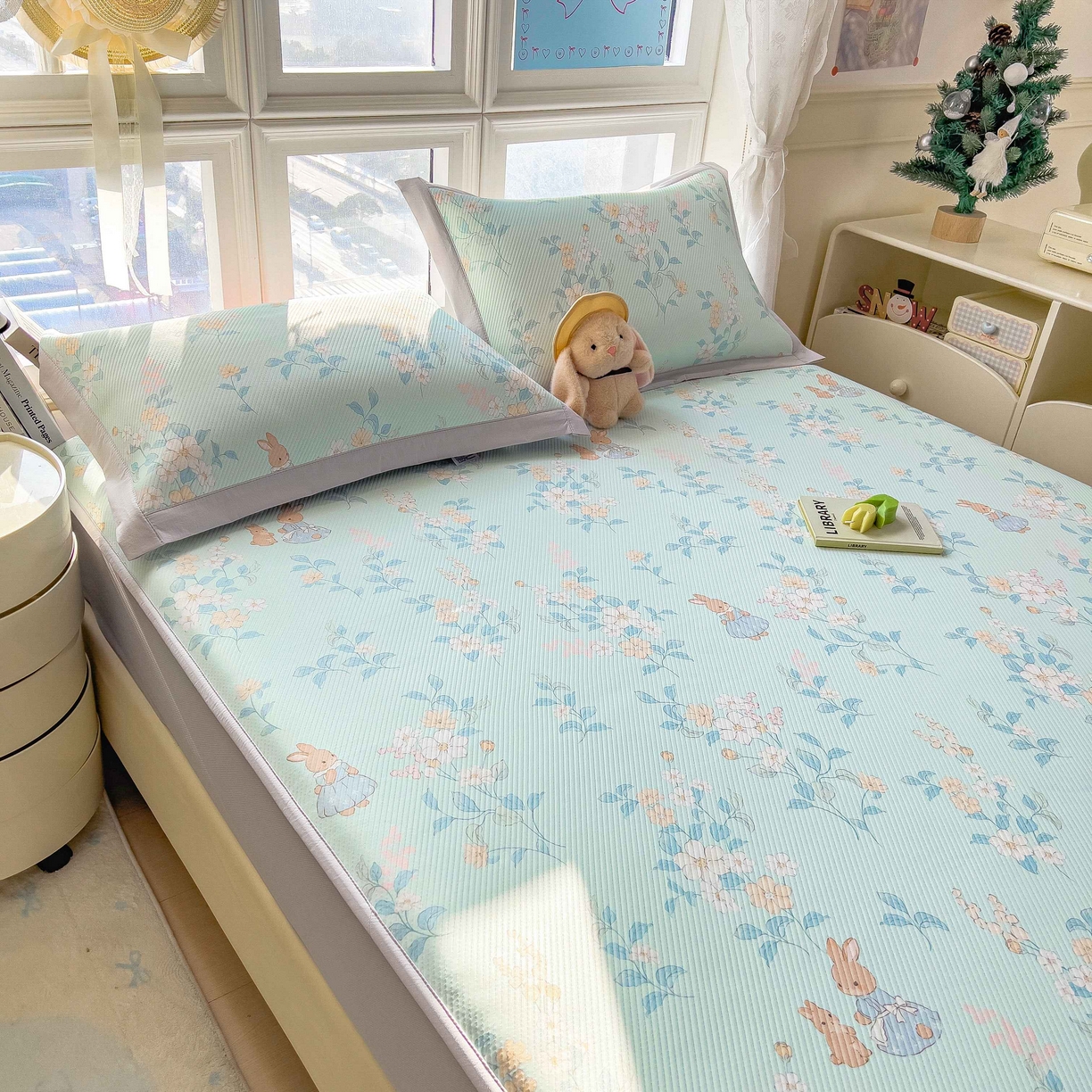 91家纺网 家纺一手货源 找家纺 孩子王家纺 2026春夏新款夏季花卉冰丝凉席凉感值过0.21冰豆豆A类可机洗学生宿舍空调软席 丛林小兔 床笠款