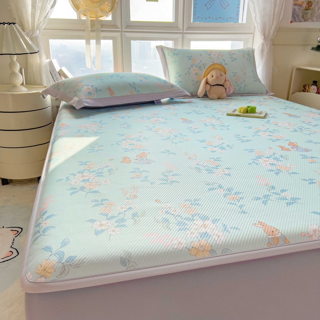 91家纺网 家纺一手货源 找家纺 孩子王家纺 2026春夏新款夏季花卉冰丝凉席凉感值过0.21冰豆豆A类可机洗学生宿舍空调软席 丛林小兔 床笠款