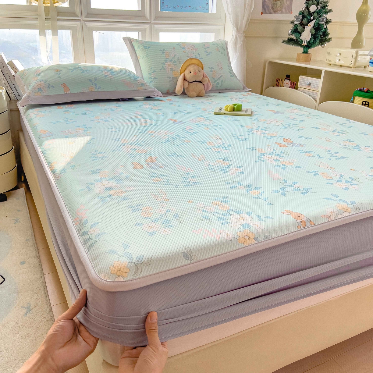 91家纺网 家纺一手货源 找家纺 孩子王家纺 2026春夏新款夏季花卉冰丝凉席凉感值过0.21冰豆豆A类可机洗学生宿舍空调软席 丛林小兔 床笠款