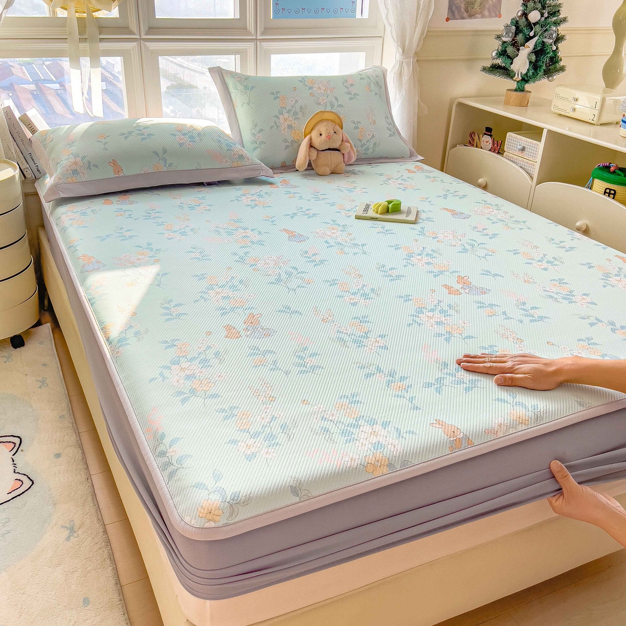 91家纺网 家纺一手货源 找家纺 孩子王家纺 2026春夏新款夏季花卉冰丝凉席凉感值过0.21冰豆豆A类可机洗学生宿舍空调软席 丛林小兔 床笠款