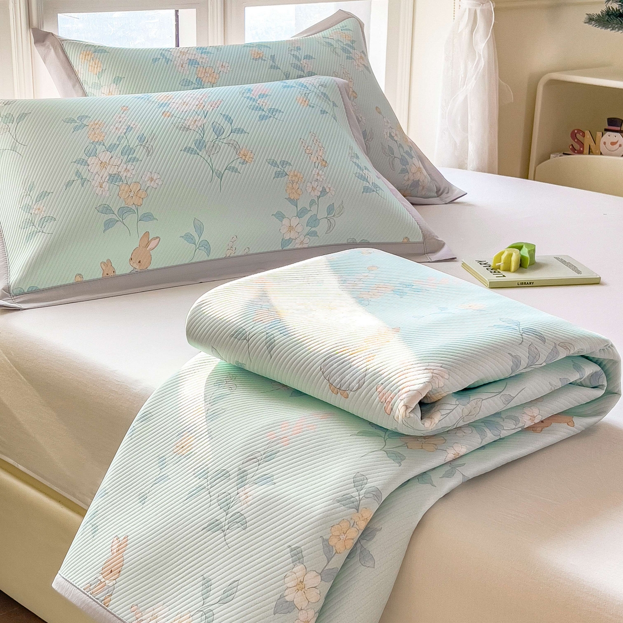 91家纺网 家纺一手货源 找家纺 孩子王家纺 2026春夏新款夏季花卉冰丝凉席凉感值过0.21冰豆豆A类可机洗学生宿舍空调软席 丛林小兔 床笠款