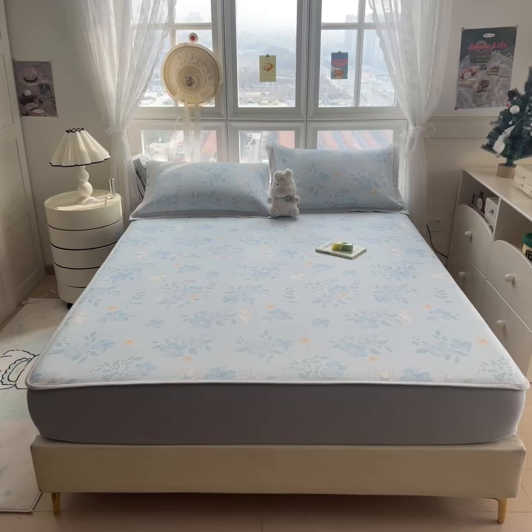 91家纺网 家纺一手货源 找家纺 孩子王家纺 2026春夏新款夏季花卉冰丝凉席凉感值过0.21冰豆豆A类可机洗学生宿舍空调软席 丛林小兔 床笠款