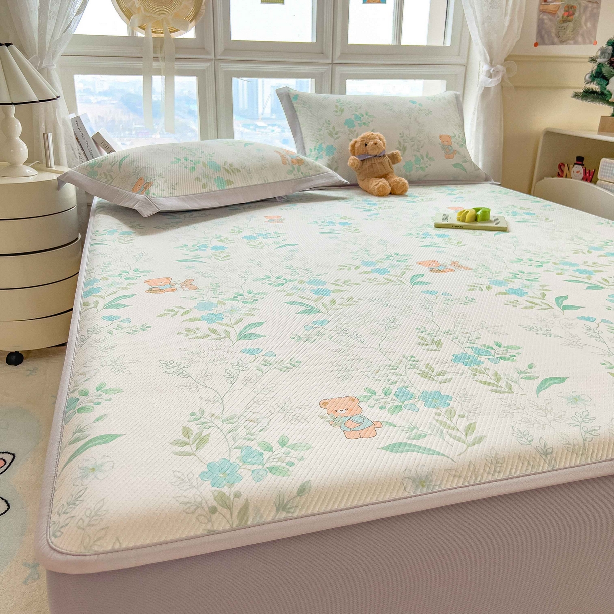 91家纺网 家纺一手货源 找家纺 孩子王家纺 2026春夏新款夏季花卉冰丝凉席凉感值过0.21冰豆豆A类可机洗学生宿舍空调软席 丛林小熊 床笠款