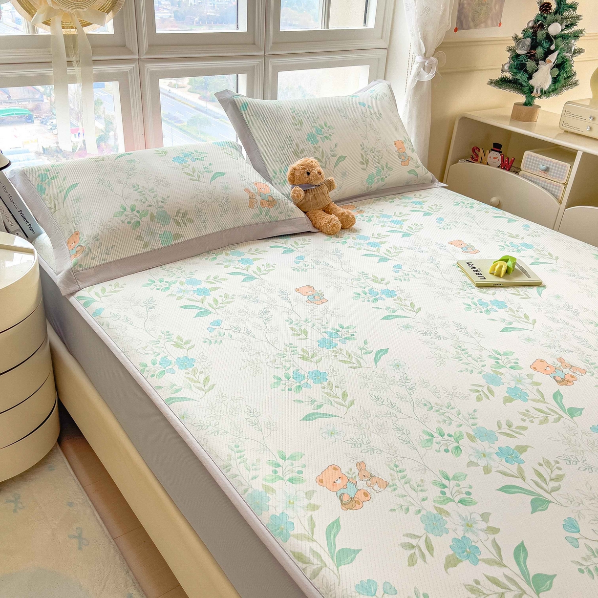 91家纺网 家纺一手货源 找家纺 孩子王家纺 2026春夏新款夏季花卉冰丝凉席凉感值过0.21冰豆豆A类可机洗学生宿舍空调软席 丛林小熊 床笠款