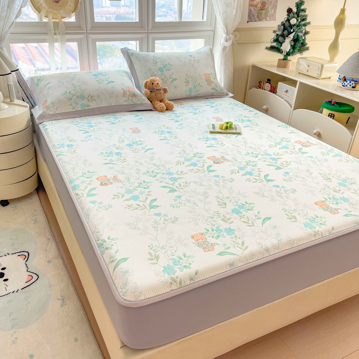 91家纺网 家纺一手货源 找家纺 孩子王家纺 2026春夏新款夏季花卉冰丝凉席凉感值过0.21冰豆豆A类可机洗学生宿舍空调软席 丛林小熊 床笠款