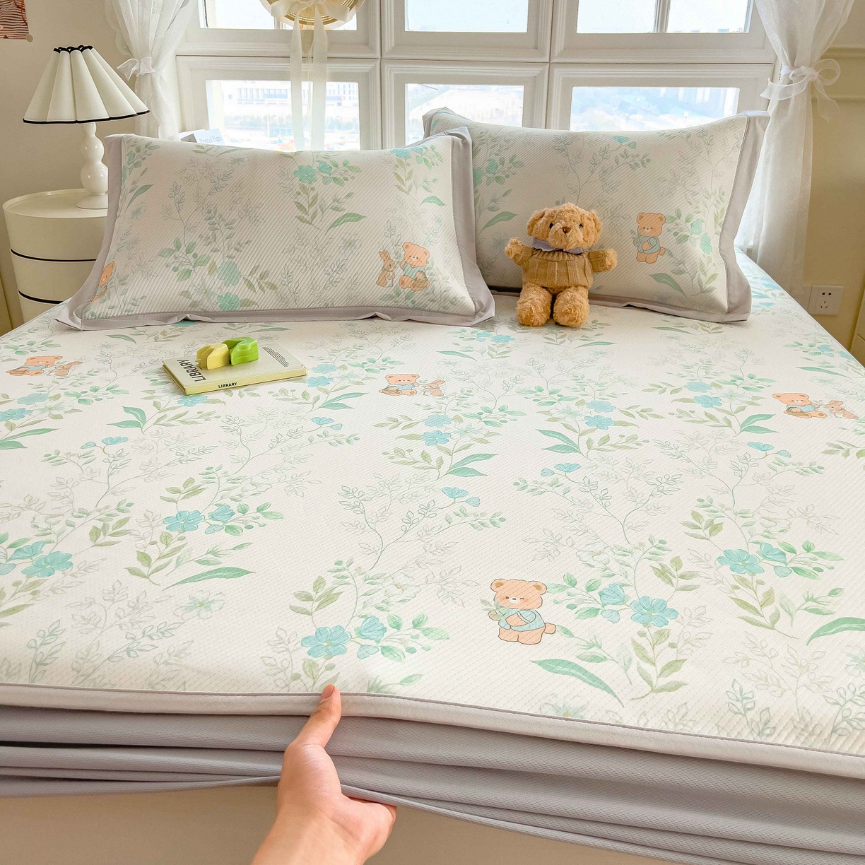 91家纺网 家纺一手货源 找家纺 孩子王家纺 2026春夏新款夏季花卉冰丝凉席凉感值过0.21冰豆豆A类可机洗学生宿舍空调软席 丛林小熊 床笠款