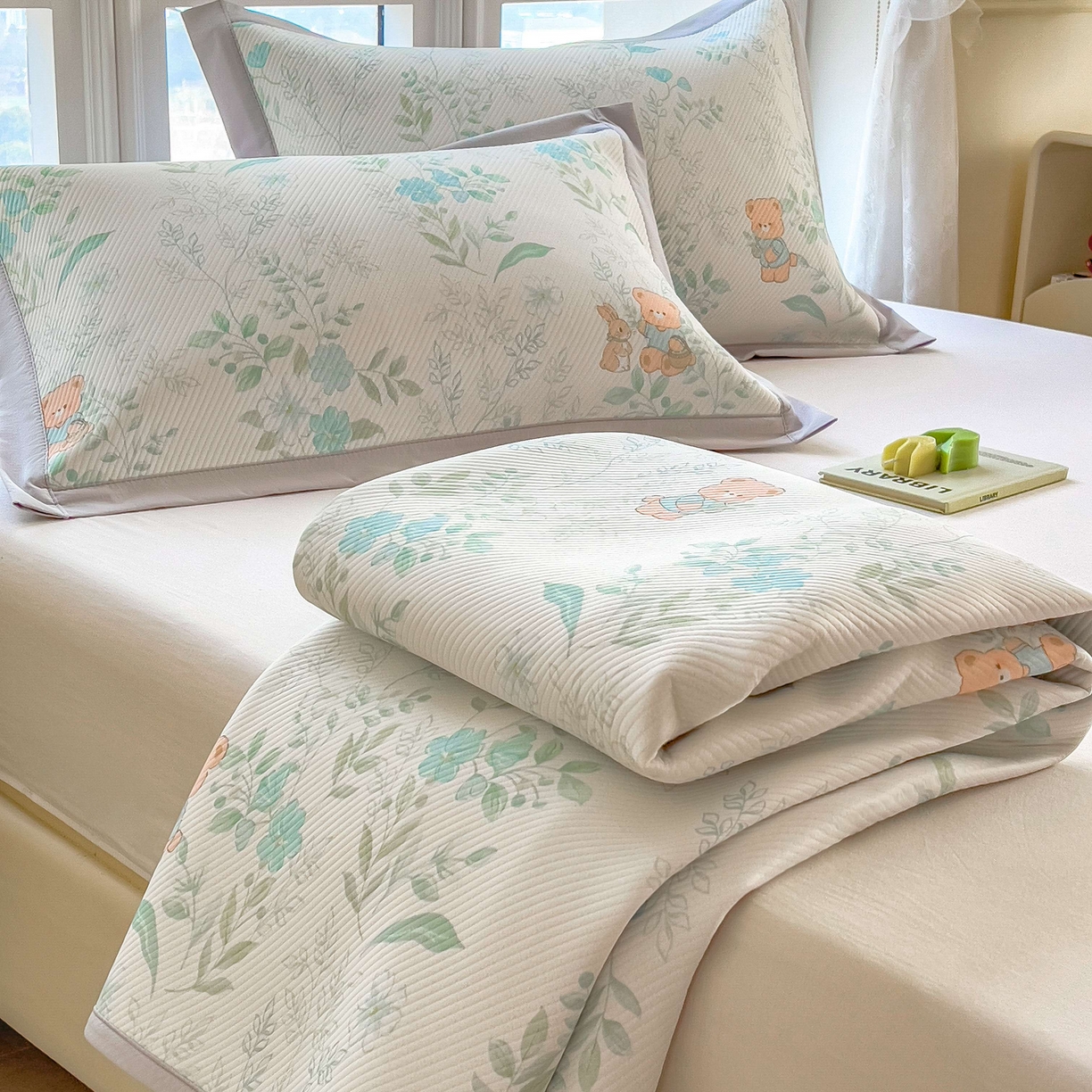 91家纺网 家纺一手货源 找家纺 孩子王家纺 2026春夏新款夏季花卉冰丝凉席凉感值过0.21冰豆豆A类可机洗学生宿舍空调软席 丛林小熊 床笠款