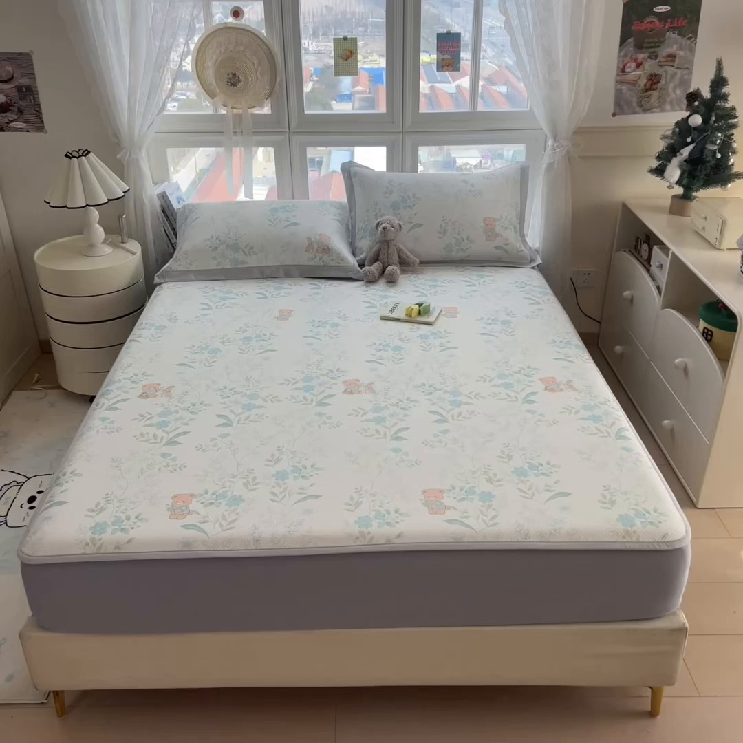 91家纺网 家纺一手货源 找家纺 孩子王家纺 2026春夏新款夏季花卉冰丝凉席凉感值过0.21冰豆豆A类可机洗学生宿舍空调软席 丛林小熊 床笠款