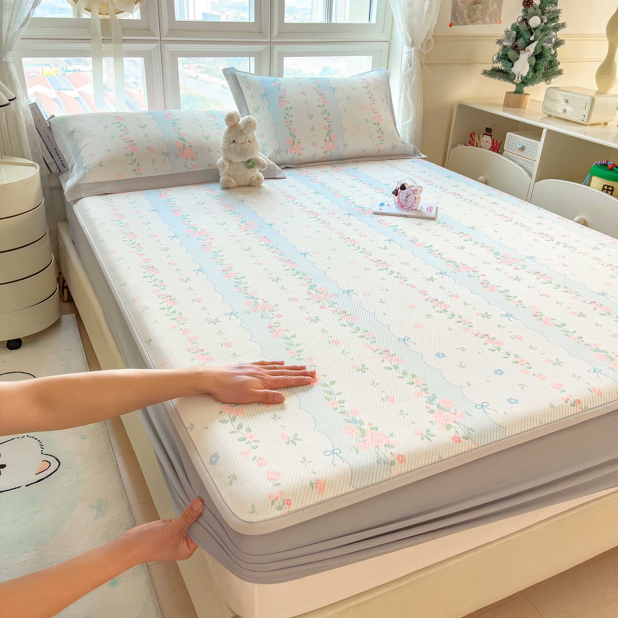 91家纺网 家纺一手货源 找家纺 孩子王家纺 2026春夏新款夏季花卉冰丝凉席凉感值过0.21冰豆豆A类可机洗学生宿舍空调软席 花知晓 床笠款