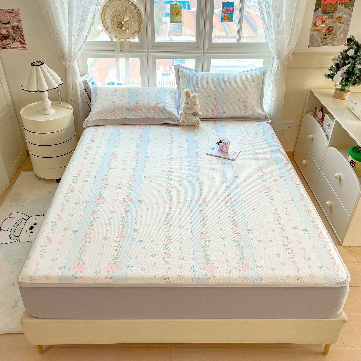 91家纺网 家纺一手货源 找家纺 孩子王家纺 2026春夏新款夏季花卉冰丝凉席凉感值过0.21冰豆豆A类可机洗学生宿舍空调软席 花知晓 床笠款