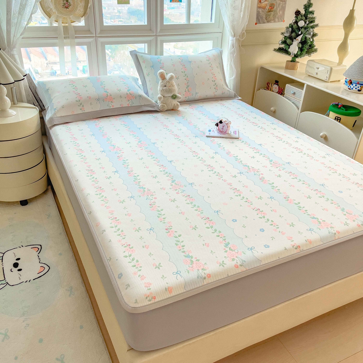 91家纺网 家纺一手货源 找家纺 孩子王家纺 2026春夏新款夏季花卉冰丝凉席凉感值过0.21冰豆豆A类可机洗学生宿舍空调软席 花知晓 床笠款