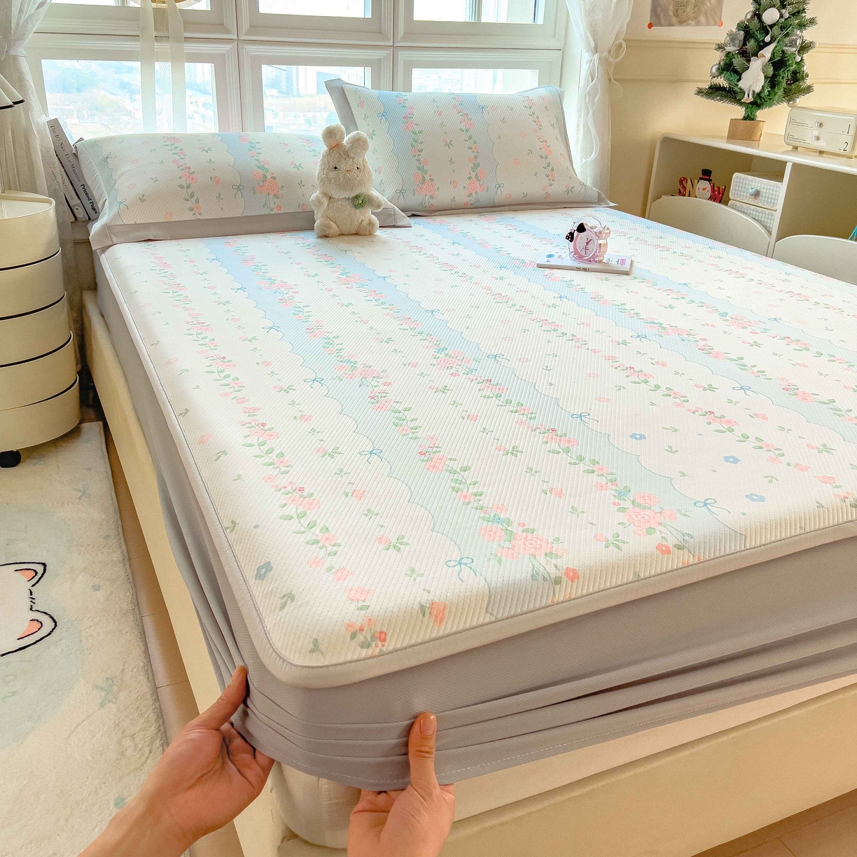 91家纺网 家纺一手货源 找家纺 孩子王家纺 2026春夏新款夏季花卉冰丝凉席凉感值过0.21冰豆豆A类可机洗学生宿舍空调软席 花知晓 床笠款