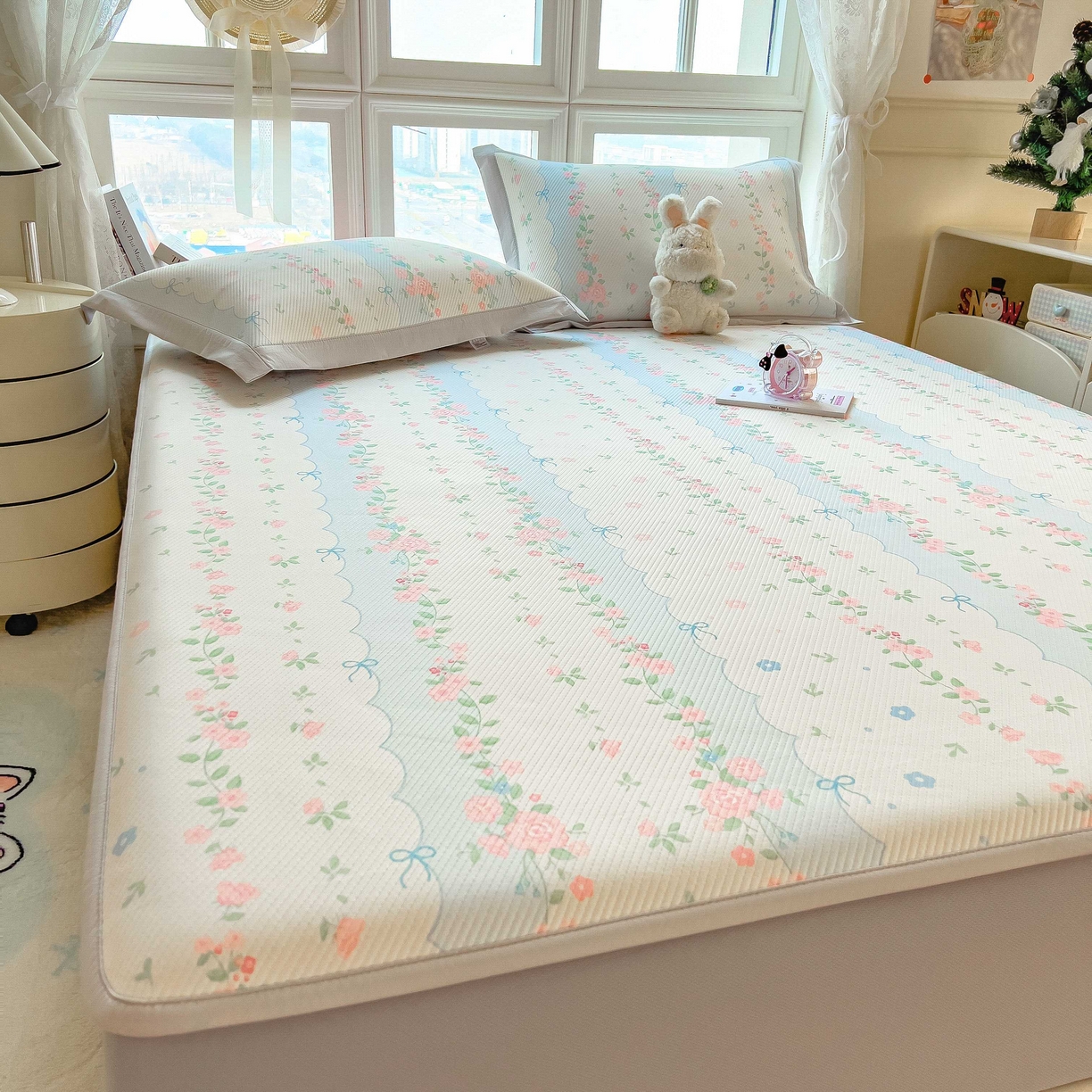 91家纺网 家纺一手货源 找家纺 孩子王家纺 2026春夏新款夏季花卉冰丝凉席凉感值过0.21冰豆豆A类可机洗学生宿舍空调软席 花知晓 床笠款