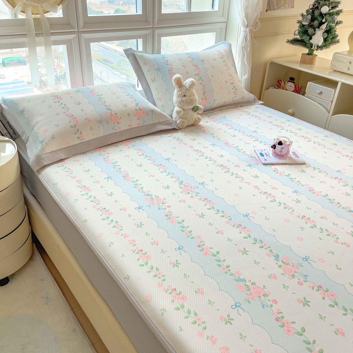 91家纺网 家纺一手货源 找家纺 孩子王家纺 2026春夏新款夏季花卉冰丝凉席凉感值过0.21冰豆豆A类可机洗学生宿舍空调软席 花知晓 床笠款