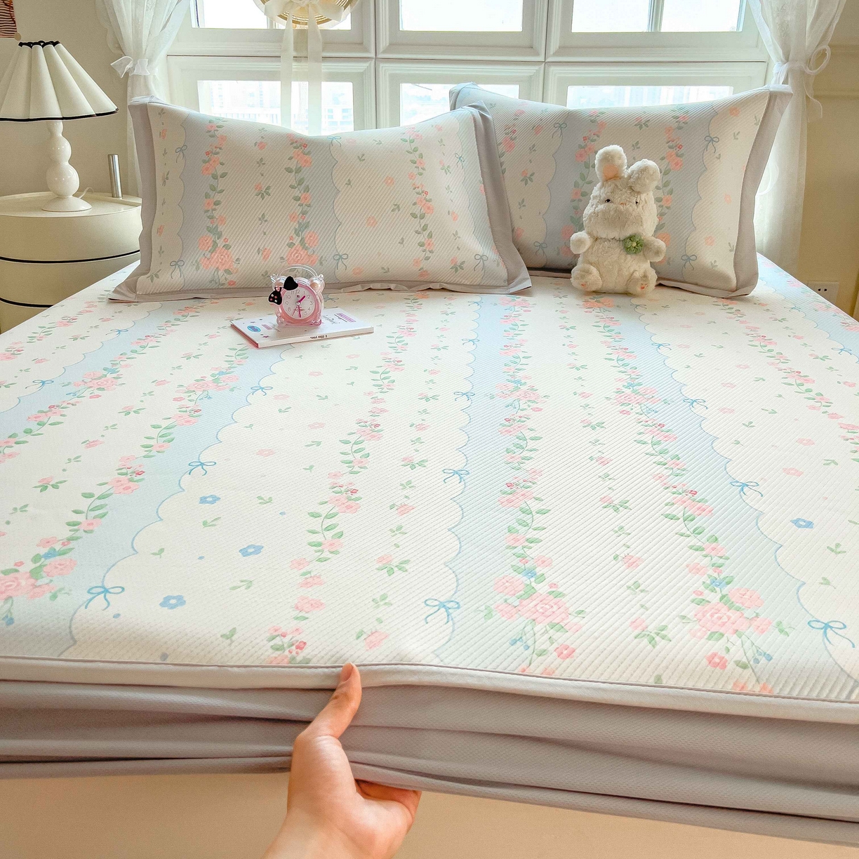 91家纺网 家纺一手货源 找家纺 孩子王家纺 2026春夏新款夏季花卉冰丝凉席凉感值过0.21冰豆豆A类可机洗学生宿舍空调软席 花知晓 床笠款