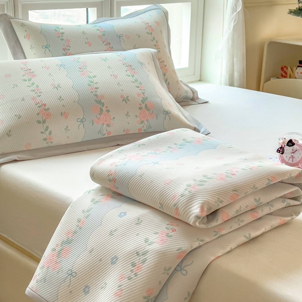 91家纺网 家纺一手货源 找家纺 孩子王家纺 2026春夏新款夏季花卉冰丝凉席凉感值过0.21冰豆豆A类可机洗学生宿舍空调软席 花知晓 床笠款