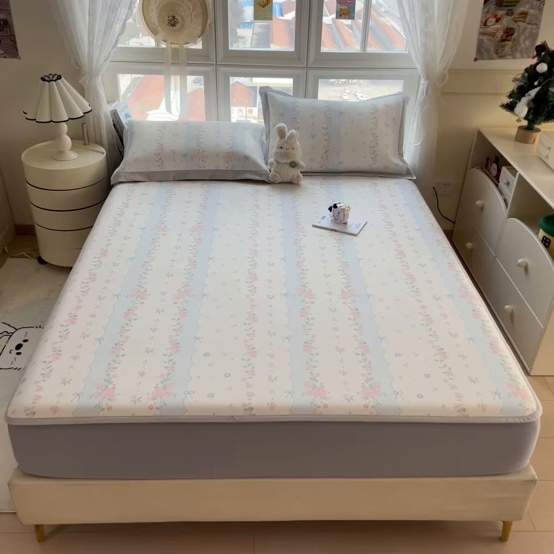 91家纺网 家纺一手货源 找家纺 孩子王家纺 2026春夏新款夏季花卉冰丝凉席凉感值过0.21冰豆豆A类可机洗学生宿舍空调软席 花知晓 床笠款