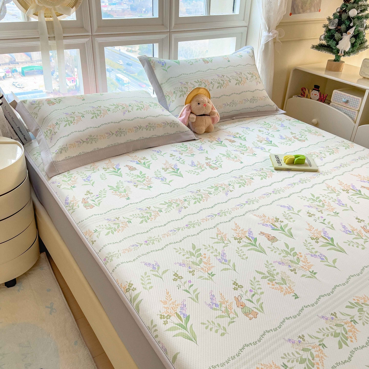 91家纺网 家纺一手货源 找家纺 孩子王家纺 2026春夏新款夏季花卉冰丝凉席凉感值过0.21冰豆豆A类可机洗学生宿舍空调软席 洛克庄园 床笠款