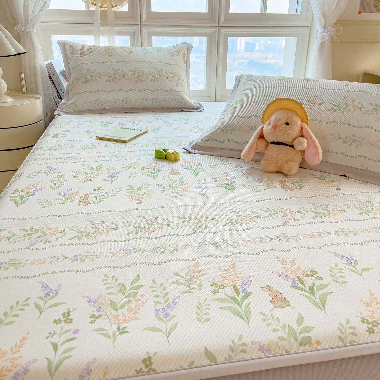 91家纺网 家纺一手货源 找家纺 孩子王家纺 2026春夏新款夏季花卉冰丝凉席凉感值过0.21冰豆豆A类可机洗学生宿舍空调软席 洛克庄园 床笠款