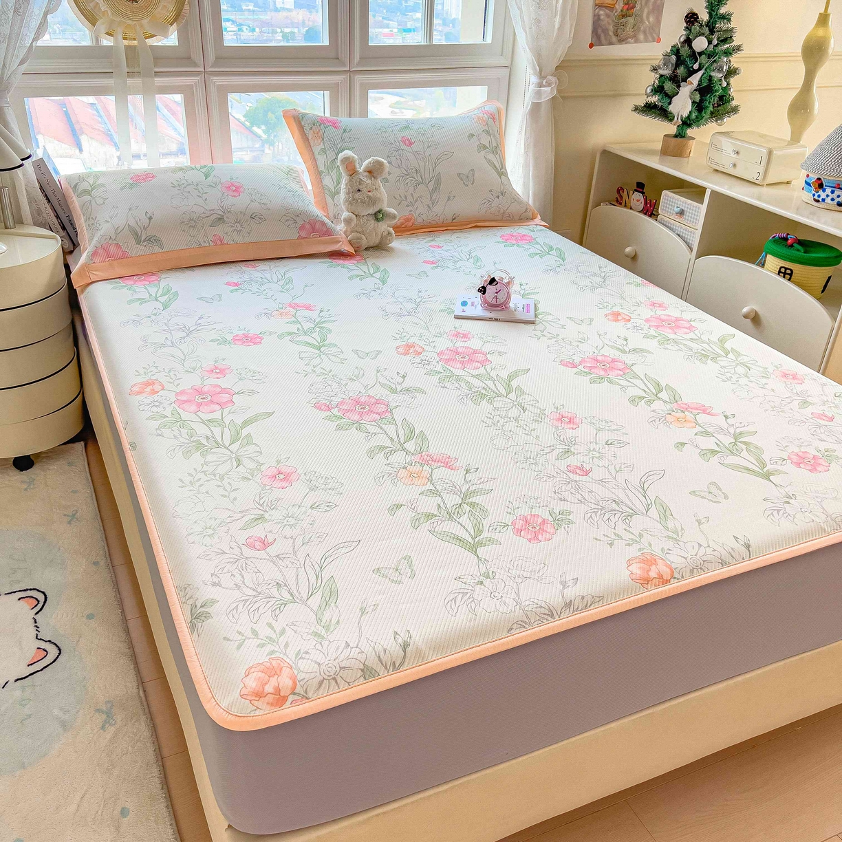 91家纺网 家纺一手货源 找家纺 孩子王家纺 2026春夏新款夏季花卉冰丝凉席凉感值过0.21冰豆豆A类可机洗学生宿舍空调软席 牡丹粉 床笠款