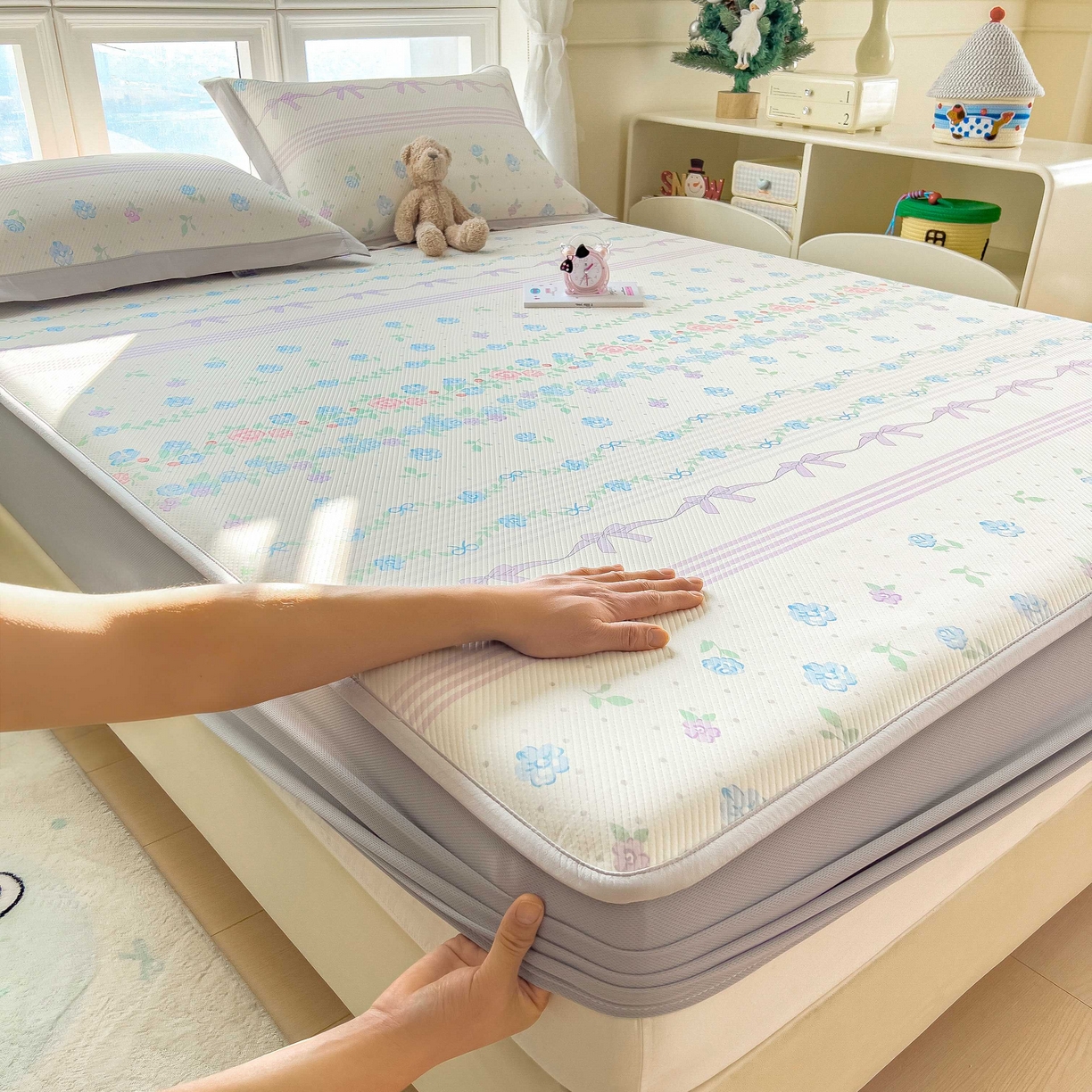 91家纺网 家纺一手货源 找家纺 孩子王家纺 2026春夏新款夏季花卉冰丝凉席凉感值过0.21冰豆豆A类可机洗学生宿舍空调软席 田园之家 床笠款